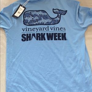 Men’s vineyard vines shark week shirt size sm
